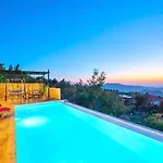 Вилла İslamlar 1 Bedroom Secluded With Private Pool Hot Tub Калкан